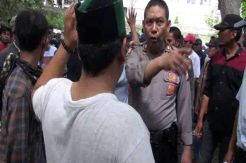 Tolak Kepala Desa Bermasalah, Warga Nyaris Bentrok dengan Polisi
