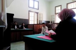 Guru Pelempar Sepatu ke Siswa Dituntut 1 Tahun