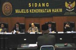 MKH Pecat Hakim Herman