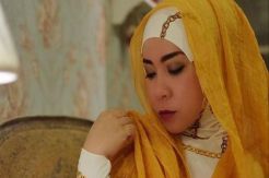 Hijabnya Dikritik, Melly Goeslaw Tanggapi Santai