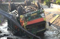Sopir Mengantuk, Truk Angkut Kentang Terjun ke Sungai