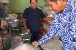 Antisipasi Beras Sintetis, Pedagang di Pasar Tradisional Dirazia