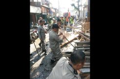 120 Lapak PKL di depan Pasar Benhil Digusur