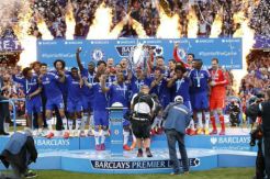 Kemenangan Lengkapi Pesta Angkat Trofi Chelsea