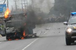 Mobil Boks Sepatu Terbakar, Sopir Terluka