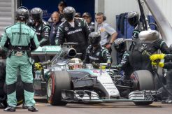 Ini Alasan Mercedes Paksa Hamilton Ganti Ban