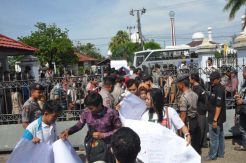Kantor DPRD Provinsi Bengkulu Didemo Mahasiswa