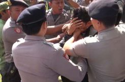 Berusaha Gagalkan Acara Wisuda, Mahasiswa Bentrok dengan Polisi