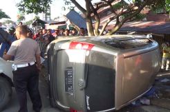 Mobil Tabrak Warung, Tiga Penumpang Luka