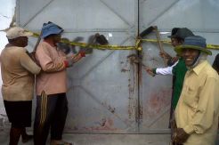 Petani Bangkalan Protes Penyegelan Gudang Pupuk