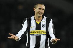 RESMI: Bek Juventus Chiellini Absen Lawan Barcelona