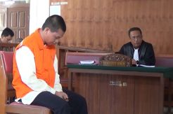 Pembakar Anak Kandung Hingga Tewas, Menangis Usai Dituntut 10 Tahun