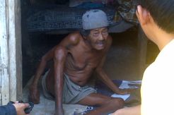 Kakek Lumpuh Berusia 90 Tahun Hidup di Gubuk Reot