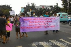 Tuntut Ganti Rugi, Warga Kampung Pulo Blokir Jalan