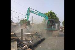 Puluhan Kios Pedagang di Pinggir Rel Pasar Minggu Dibuldoser