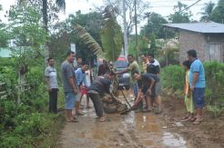 Blokir Jalan Rusak, Warga Tanam Pisang dan Lepas Ikan