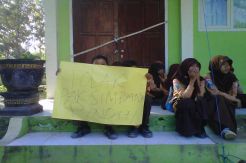 Tolak Kepala Sekolah Baru, Siswa SD Demo