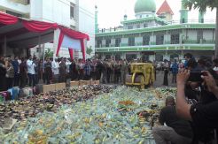 Polisi Tangerang pun Ikut Musnahkan 3.800 Botol Miras