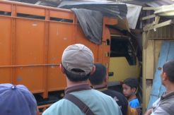 Mobil Tangki Tabrak Truk Parkir, Toko Helm Hancur