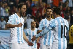 Higuain Bawa Argentina ke Babak Delapan Besar