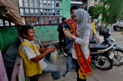 Uda Uni Kota Padang Berbagi Takjil pada Buruh Pelabuhan