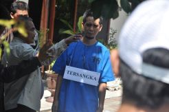 Polisi Rekonstruksi Kasus Dosen Unand Padang Bunuh Istrinya