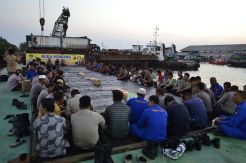Sensasi Buka Puasa Bersama di Atas Tongkang