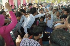 Ratusan Warga Berebut...