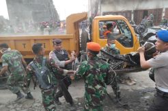 Bangkai Hercules Dipotong...