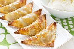 Pangsit Isi Pisang dengan Saus Kelapa Karamel