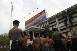 Terjaring Razia, Preman Dihukum Hormat Bendera