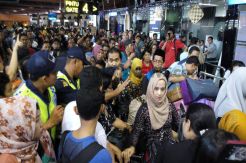 Menumpuk, Penumpang Saling Dorong di Bandar Soekarno-Hatta