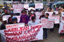 Pedagang Pasar Cisalak Geruduk Kantor Wali Kota Depok