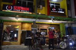 Bermain Musik Sambil Bagi-Bagi Takjil