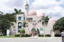 Opa-locka Menghadirkan...