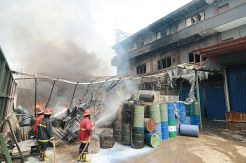 Gudang Cat Terbakar,...