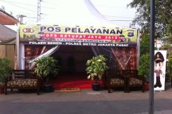 Nyamannya Pos Pam Polsek Senen di Stasiun Senen