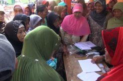 Jelang Lebaran, Warga Jombang Antre Dana PKH