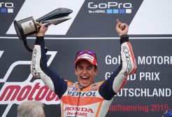Pedrosa Bantu Marquez Kalahkan Rossi