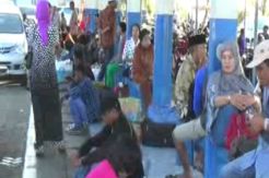 Seribu Calon Penumpang Tertahan di Pelabuhan Kalianget