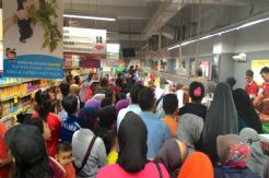 Warga Depok Pilih Antre...