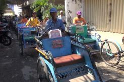 Kepanasan, 2 Ribu Tukang Becak Tetap Antre Zakat