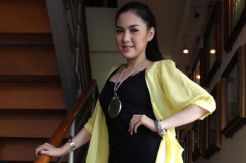 Vicky Shu Siap Menyanyi...