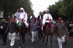 Bergaya Diponegoro, Anung-Fajri Daftar ke KPU