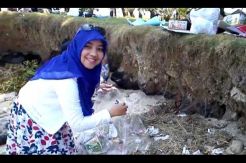 Tak Lelah Perangi Sampah di Pantai