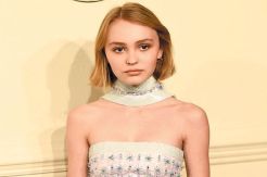 Lagerfeld Pilih Lily...
