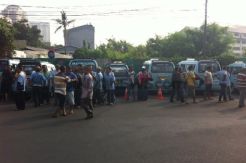 Ditilang, Ratusan Sopir Mikrolet M 08 Satroni Kantor Wali Kota Jakpus
