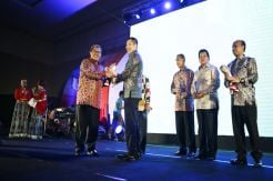 Aher Kembali Raih Kepala Daerah Inovatif dari Koran SINDO