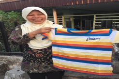 Datang ke Jombang Jokowi Lempar Kaos ke Warga