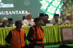 KH Mustofa Bisri Turun Tangan, Ribuan Muktamirin Menangis